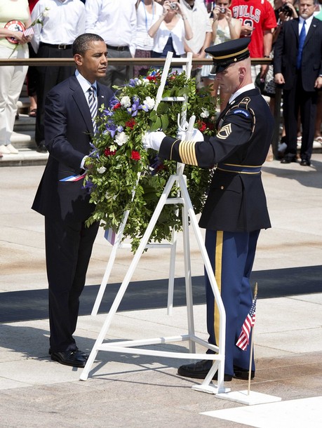 Barack Obama lays a wreath at the Tomb of the Unknown Soldier at ...