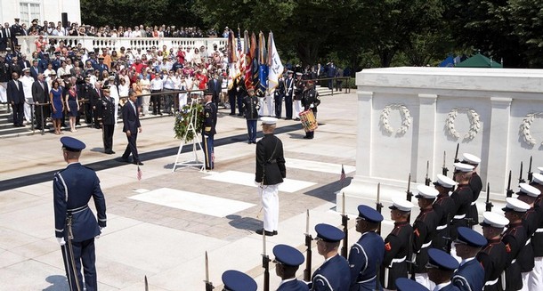 soldier helps Obama lay a Memorial Day wreath at the Tomb of the ...