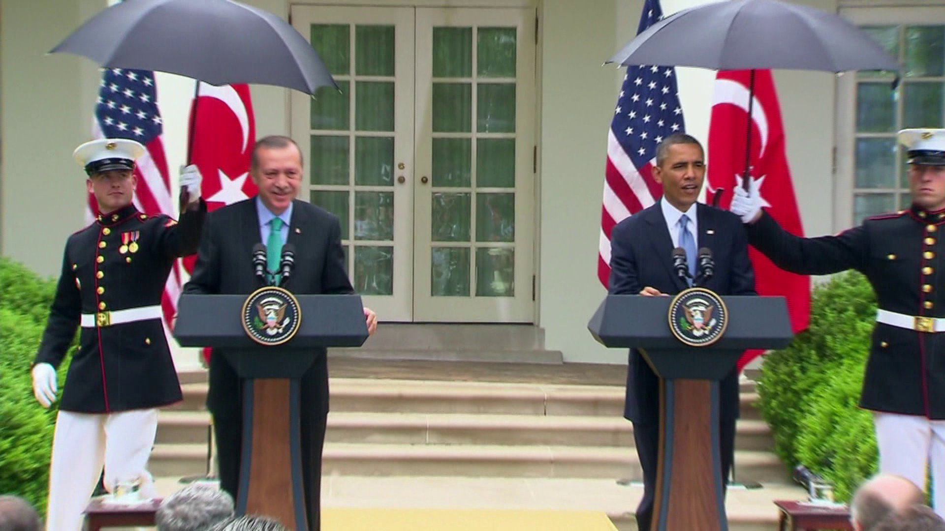 Marines hold umbrellas over U.S. President Barack Obama18 | 3CHICSPOLITICO