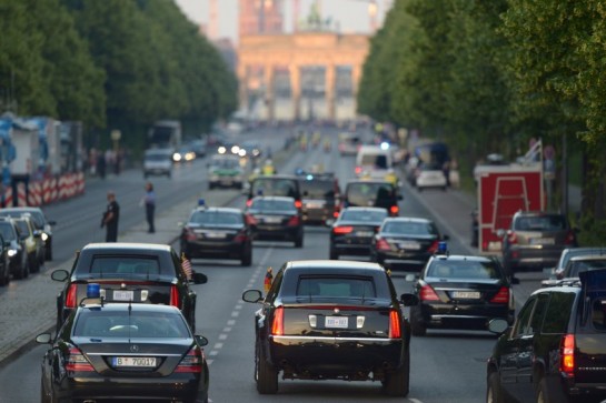 The motorcade of US President Barack Obama drives towards the Brandenburg Gate after their arrival in Berlin, Germany, 18 June 2013. Photo: Rainer Jensen/dpa