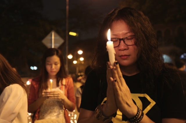 Malaysians pray during a candlelight vigil for the passengers of Malaysia Airlines MH370 near Dataran Merdeka in Kuala Lumpur March 10, 2014. — Picture by Saw Siow Feng